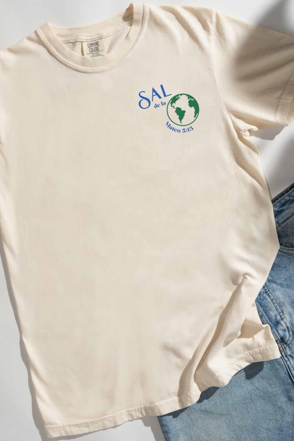 Sal de La Tierra Mateo 5:13 Spanish Comfort Colors T-Shirt Flatlay